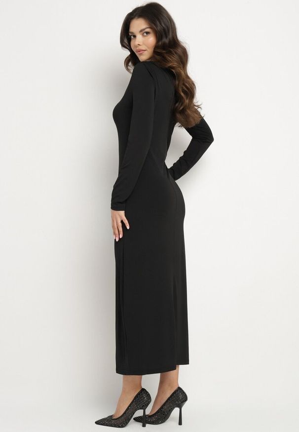 Born2be - Czarna Sukienka z Marszczeniem o Dopasowanym Kroju Naliraia. Okazja: na co dzień. Kolor: czarny. Długość rękawa: długi rękaw. Typ sukienki: proste, dopasowane. Styl: elegancki, casual, rockowy