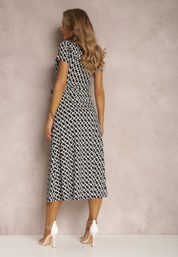 Renee - Czarna Sukienka Prixia. Kolor: czarny. Materiał: materiał. Długość rękawa: krótki rękaw. Wzór: geometria. Typ sukienki: koszulowe. Styl: elegancki. Długość: midi