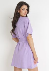Born2be - Fioletowa Bawełniana Sukienka Mini z Materiałowym Paskiem z Klamrą Yakatoki. Okazja: na co dzień. Kolor: fioletowy. Materiał: bawełna, materiał. Długość rękawa: krótki rękaw. Styl: casual. Długość: mini #2