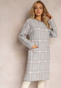 Renee - Szara Dzianinowa Sukienka Oversize z Naszytymi Kieszeniami w Kratę Deliuba. Kolor: szary. Materiał: dzianina. Wzór: aplikacja. Typ sukienki: oversize #2