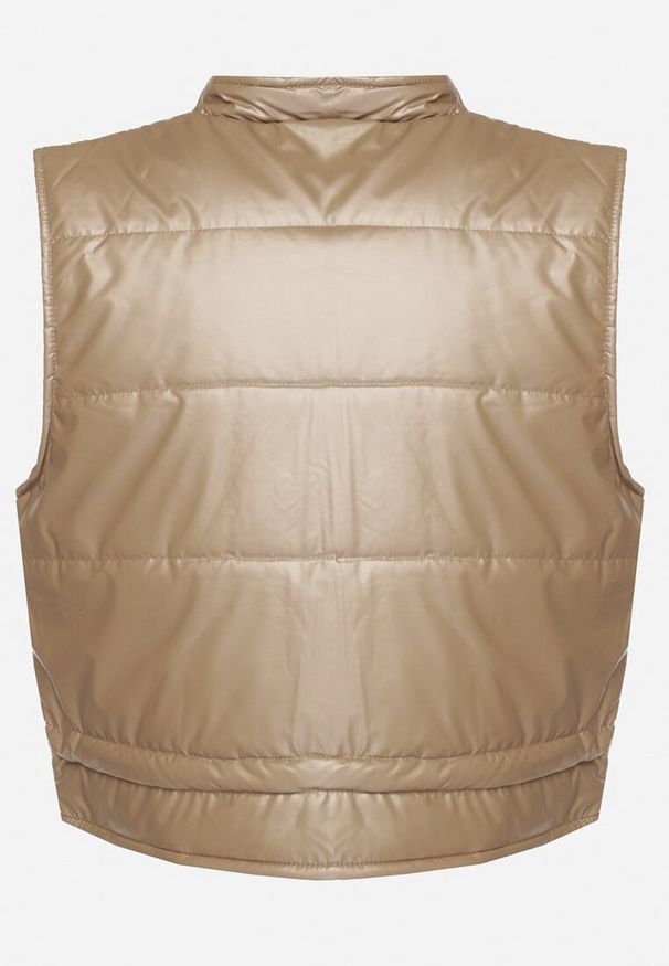 Born2be - Ciemnobeżowa Krótka Kamizelka Ozdobiona Naszywką Ściągana w Talii Mevelina. Kolor: beżowy. Długość: krótkie. Wzór: aplikacja. Styl: elegancki