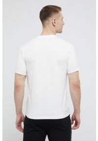 Guess T-shirt męski kolor biały z aplikacją. Okazja: na co dzień. Kolor: biały. Materiał: dzianina, bawełna. Wzór: aplikacja. Styl: casual