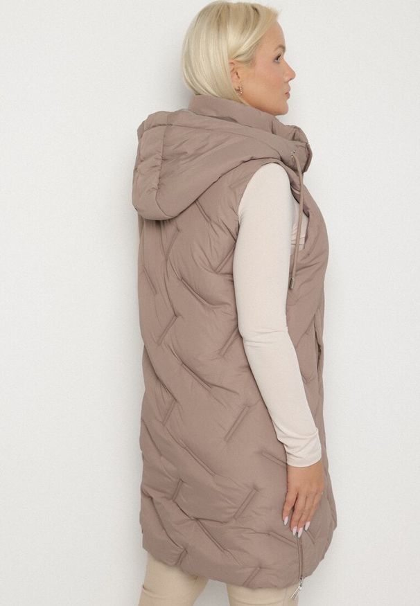 Born2be - Ciemnobeżowa Pikowana Kamizelka z Kapturem i Kieszeniami Esarivie. Okazja: na spacer. Typ kołnierza: kaptur. Kolekcja: plus size. Kolor: beżowy. Materiał: jeans