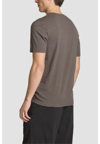 Guess - GUESS Brązowy t-shirt męski Hedley. Kolor: brązowy #3
