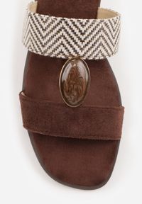 Born2be - Brązowe Płaskie Klapki Zdobione Owalną Aplikacją i Wzorem w Jodełkę Phalose. Okazja: do pracy, na co dzień, na spacer. Kolor: brązowy. Materiał: zamsz, len, satyna. Wzór: jodełka, aplikacja. Sezon: lato. Styl: klasyczny, casual #9