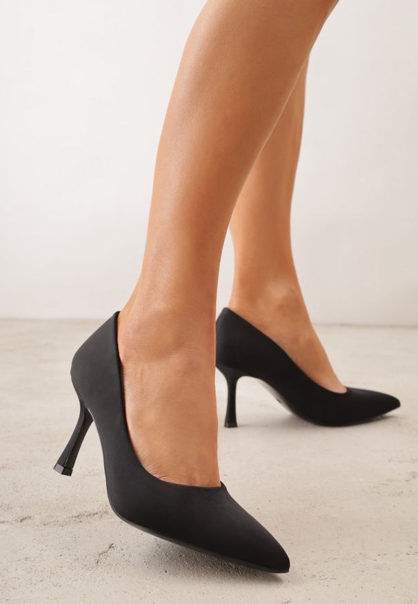 Renee - Czarne Gładkie Szpilki z Tkaniny w Klasycznym Stylu Jynienne. Okazja: na spotkanie biznesowe. Kolor: czarny. Materiał: tkanina. Wzór: gładki. Obcas: na szpilce. Styl: klasyczny