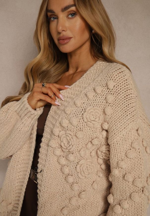 Renee - Brązowy Niezapinany Kardigan z Ozdobnymi Pomponami Besinia. Okazja: na co dzień. Kolor: brązowy. Materiał: wiskoza, jeans, wełna. Styl: elegancki, casual