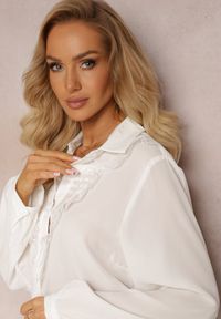 Renee - Biała Koszula z Falbanką i Koronkową Wstawką Hammonis. Kolor: biały. Materiał: koronka. Styl: elegancki #5