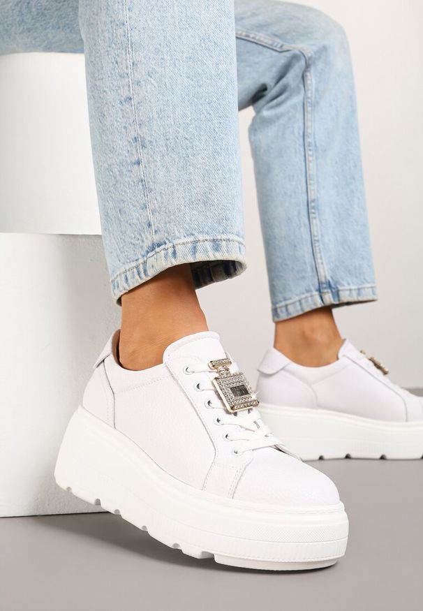 Born2be - Białe Skórzane Sneakersy na Grubej Podeszwie z Metaliczną Ozdobą Falenna. Okazja: na co dzień. Kolor: biały. Materiał: skóra. Wzór: aplikacja