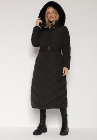 Born2be - Czarna Długa Kurtka Zimowa z Pikowaniem Paskiem i Kapturem z Futrem Retilma. Kolor: czarny. Materiał: futro. Długość: długie. Sezon: zima. Styl: elegancki #1