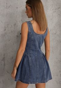 Renee - Niebieska Bawełniana Rozkloszowana Sukienka z Jeansu Ozdobiona Guzikami Sofeis. Okazja: na co dzień. Typ kołnierza: dekolt gorset. Kolor: niebieski. Materiał: bawełna, jeans. Wzór: aplikacja. Typ sukienki: proste, gorsetowe. Styl: casual #6