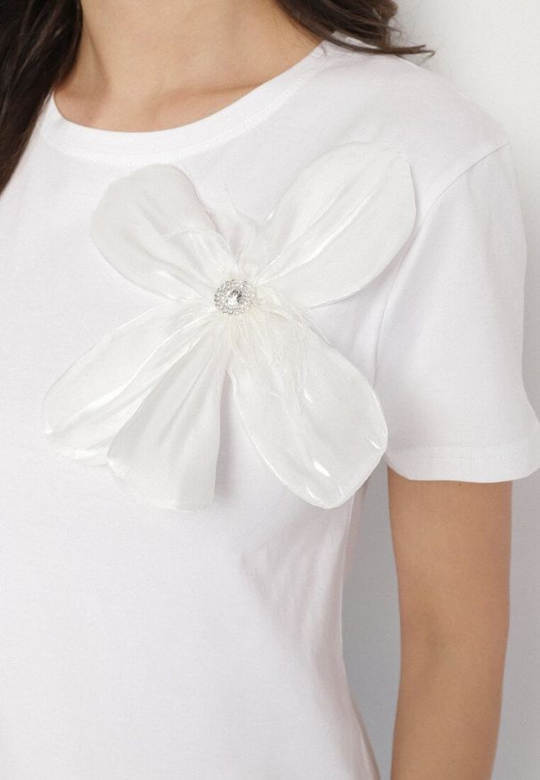 Born2be - Biały Bawełniany T-shirt z Piórami Kwiatem 3D i Cyrkoniami Deselita. Okazja: na co dzień. Kolor: biały. Materiał: bawełna. Wzór: kwiaty. Styl: klasyczny, elegancki, casual