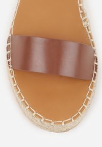 Renee - Brązowe Sandały VICES na Plecionej Grubej Podeszwie z Paskiem Wokół Kostki Casilla. Okazja: na spacer, na imprezę. Zapięcie: pasek. Kolor: brązowy. Materiał: koronka. Wzór: haft. Sezon: lato. Styl: elegancki #2