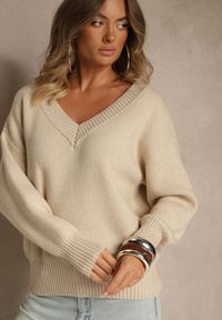 Renee - Beżowy Sweter z Kaszmirem i Trójkątnym Dekoltem Plenne. Kolor: beżowy. Materiał: kaszmir. Styl: klasyczny #4