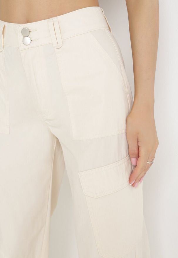 Born2be - Beżowe Bawełniane Spodnie ze Stoperami na Krawędziach Nogawek Lile. Okazja: na co dzień. Stan: podwyższony. Kolor: beżowy. Materiał: bawełna. Styl: casual, elegancki