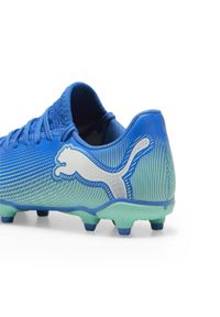 Puma - Młodzieżowe buty piłkarskie FUTURE 7 PLAY FG/AG PUMA. Kolor: biały, niebieski, wielokolorowy. Materiał: syntetyk, materiał. Szerokość cholewki: normalna. Sport: piłka nożna