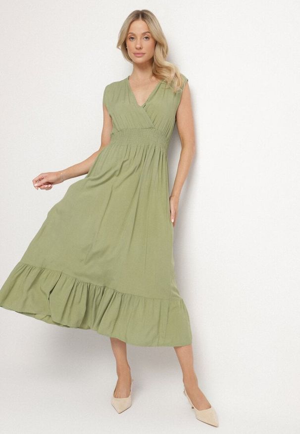 Born2be - Zielona Wiskozowa Sukienka o Kopertowym Kroju z Falbanką Uliria. Kolor: zielony. Materiał: wiskoza. Typ sukienki: kopertowe. Styl: elegancki