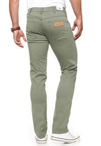 Wrangler - WRANGLER SPODNIE MĘSKIE GREENSBORO DUSTY GREEN W15QSM22A. Materiał: materiał