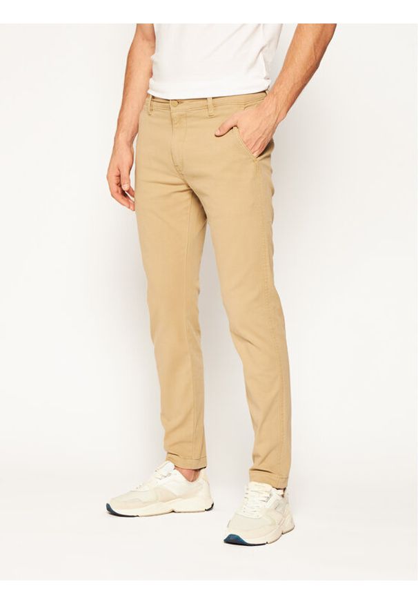 Levi's® Chinosy Standard 17196-0014 Beżowy Tapered Fit. Kolor: beżowy. Materiał: bawełna