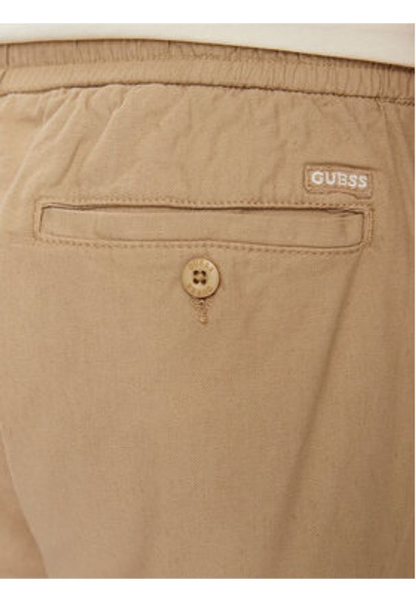 Guess Szorty materiałowe Mick M4GD02 WFBXA Khaki Regular Fit. Kolor: beżowy. Materiał: bawełna