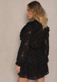 Renee - Czarna Sukienka o Rozkloszowanym Kroju z Gumką w Talii i Falbanami Zinetha. Okazja: na co dzień. Kolor: czarny. Typ sukienki: proste. Styl: elegancki, casual