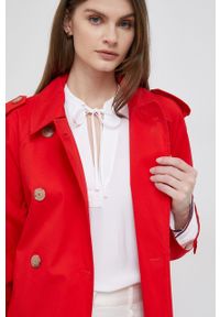 TOMMY HILFIGER - Tommy Hilfiger trencz bawełniany kolor czerwony przejściowy. Kolor: czerwony. Materiał: bawełna. Długość rękawa: raglanowy rękaw. Styl: klasyczny #2