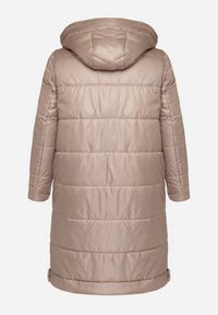 Born2be - Ciemnobeżowa Przejściowa Kurtka Pikowana z Kapturem i Suwakami po Bokach Fesunela. Okazja: na co dzień. Typ kołnierza: kaptur. Kolekcja: plus size. Kolor: beżowy. Materiał: jeans. Sezon: jesień. Styl: casual, klasyczny #6