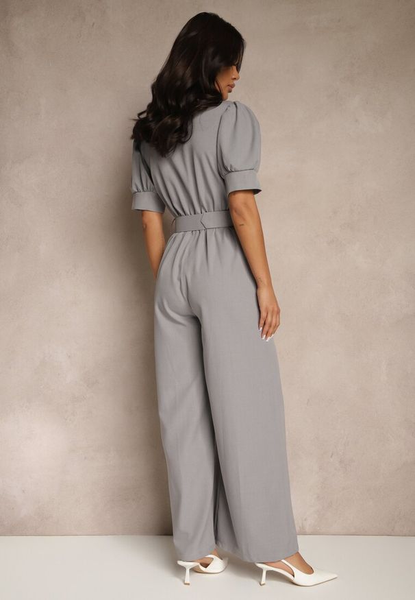 Renee - Szary Kombinezon Taliowany Ozdobiony Klamrą Filenala. Kolor: szary. Wzór: aplikacja. Styl: elegancki