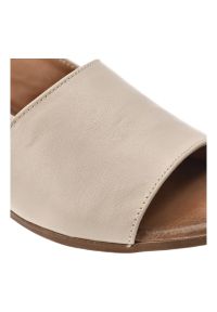 Sandały damskie Armodo, cholewka ze skóry naturalnej licowej z szerokim paskiem z przodu na kwadratowym obcasie, beżowe, 40518. Zapięcie: pasek. Kolor: beżowy. Materiał: skóra. Obcas: na obcasie. Wysokość obcasa: średni #7