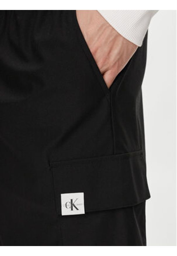 Calvin Klein Jeans Szorty sportowe Tab J30J325701 Czarny Regular Fit. Kolor: czarny. Materiał: syntetyk. Styl: sportowy