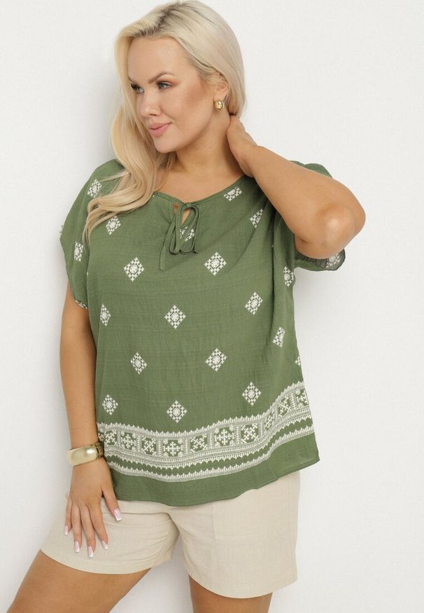 Born2be - Ciemnozielona Bluzka ze Wzorem w Stylu Boho Frolzedi. Okazja: na co dzień. Kolor: zielony. Materiał: jeans. Styl: boho