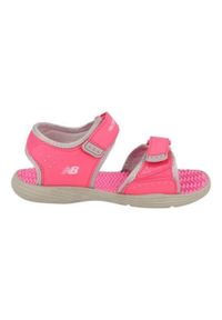 Buty do chodzenia dla dzieci New Balance Kids Poolside Sandal. Zapięcie: rzepy. Kolor: różowy. Materiał: materiał, syntetyk. Szerokość cholewki: normalna. Sport: turystyka piesza