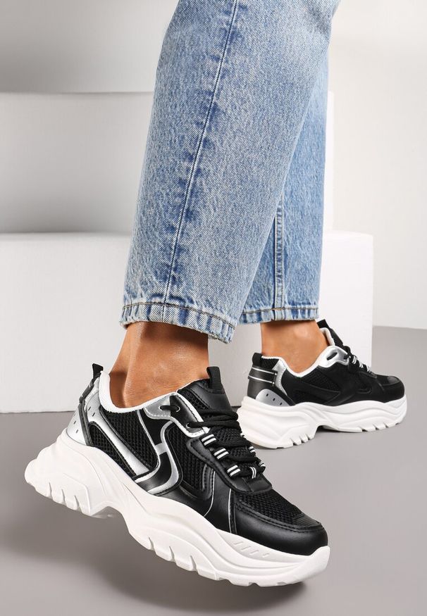 Renee - Czarne Sneakersy z Przeszyciami i Wstawkami z Metalicznej Ekoskóry Tineal. Kolor: czarny