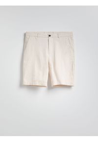 Reserved - Szorty chino regular - beżowy. Kolor: beżowy. Materiał: len, bawełna