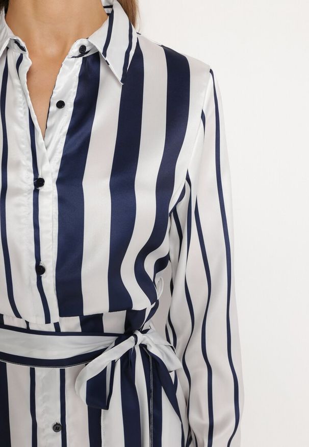 Born2be - Biało-Granatowa Sukienka Koszulowa z Wiązaniem w Talii w Podłużne Paski Nerystia. Okazja: na co dzień. Kolor: biały. Wzór: paski. Typ sukienki: koszulowe. Styl: casual, klasyczny, elegancki