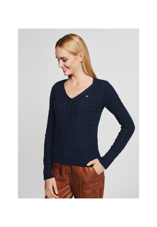 Ochnik - Granatowy sweter dekolt V damski. Kolor: niebieski. Materiał: bawełna. Długość: długie. Wzór: ze splotem. Sezon: zima