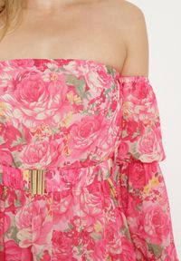 Born2be - Fuksjowa Wiskozowa Sukienka Hiszpanka z Falbanami i Paskiem w Kwiaty Virmoi. Okazja: na spacer, na co dzień. Typ kołnierza: dekolt hiszpanka. Kolor: różowy. Materiał: wiskoza. Wzór: kwiaty. Typ sukienki: proste. Styl: casual #5