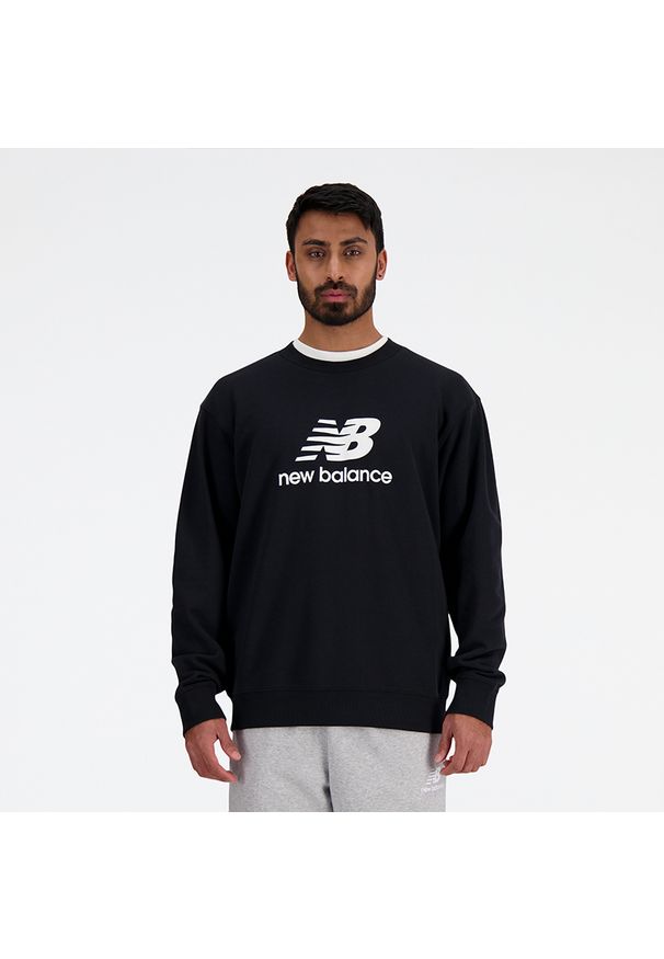 Bluza męska New Balance MT41500BK – czarna. Typ kołnierza: bez kaptura. Kolor: czarny. Materiał: bawełna, poliester. Wzór: napisy