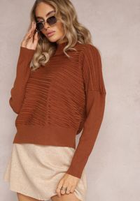 Renee - Brązowy Asymetryczny Sweter z Wełną Ozdobiony Tłoczeniem Aurorrsa. Kolor: brązowy. Materiał: wełna. Wzór: aplikacja #1