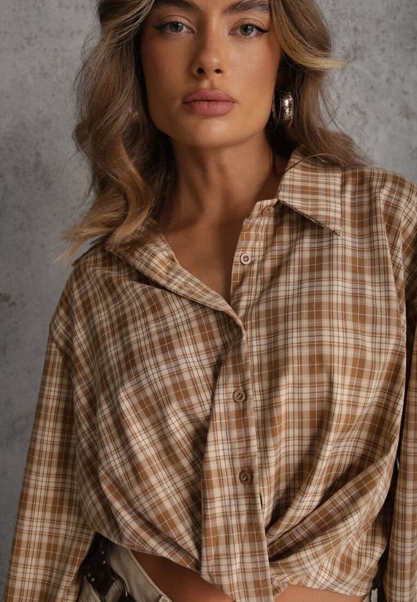 Renee - Beżowa Koszula z Bawełny Typu Crop w Kratę Ozdobiona Marszczeniem Risettes. Okazja: na co dzień. Kolor: beżowy. Materiał: bawełna. Wzór: aplikacja. Styl: casual