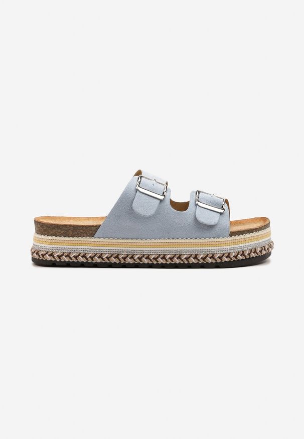 Renee - Jasnoniebieskie Klapki na Korkowej Podeszwie z Ozdobnymi Klamrami Triamona. Okazja: na spacer. Kolor: niebieski. Materiał: len, jeans. Styl: wakacyjny, elegancki