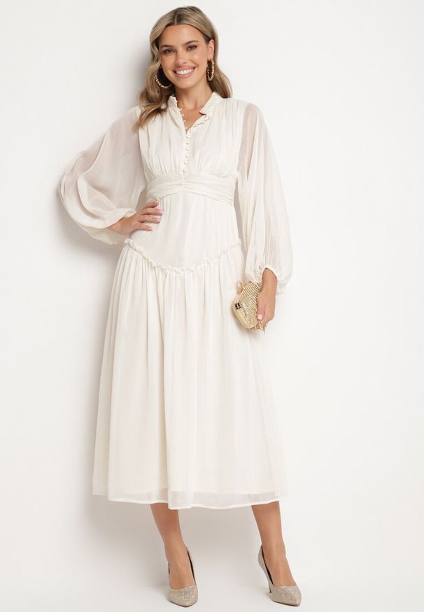 Born2be - Jasnobeżowa Długa Sukienka Koktajlowa w Stylu Retro z Plisami i Stójką Leowia. Typ kołnierza: kołnierzyk stójkowy. Kolor: beżowy. Styl: wizytowy, retro. Długość: maxi