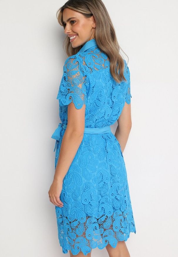 Born2be - Niebieska Koszulowa Sukienka Koronkowa z Wiązanym Paskiem Sachaela. Kolor: niebieski. Materiał: koronka. Typ sukienki: koszulowe. Długość: midi
