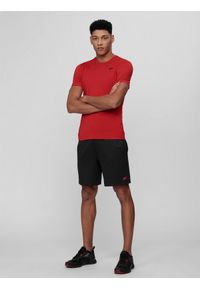 4f - Koszulka treningowa regular szybkochnąca męska - czerwona. Kolor: czerwony. Materiał: syntetyk, elastan, materiał, włókno, dzianina. Długość rękawa: krótki rękaw. Długość: krótkie. Wzór: ze splotem, jednolity, gładki. Sport: fitness #2