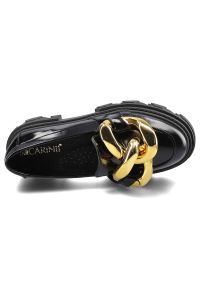 Półbuty damskie Carinii, naturalna skóra lakierowana na wysokiej podeszwie ze złotym elementem łańcucha nad palcami, czarne, B5976_-037-000-000-E33. Okazja: na co dzień, do pracy. Zapięcie: bez zapięcia. Kolor: czarny. Szerokość cholewki: normalna. Materiał: lakier, skóra, materiał. Sezon: wiosna. Obcas: na obcasie. Styl: casual, elegancki. Wysokość obcasa: niski #2