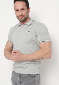 Born2be - Szara Bawełniana Koszulka Polo z Krótkim Rękawem i Kołnierzykiem Ozdobiona Paskami Vinneli. Okazja: na spotkanie biznesowe. Typ kołnierza: polo. Kolor: szary. Materiał: bawełna. Długość rękawa: krótki rękaw. Długość: krótkie. Wzór: aplikacja. Styl: klasyczny, biznesowy, sportowy, elegancki #5