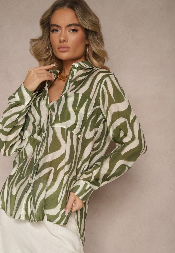 Renee - Zielona Transparentna Koszula z Wiskozy o Klasycznym Kroju w Print Zebra Covianne. Okazja: na co dzień. Kolor: zielony. Materiał: wiskoza. Wzór: motyw zwierzęcy, nadruk. Styl: klasyczny