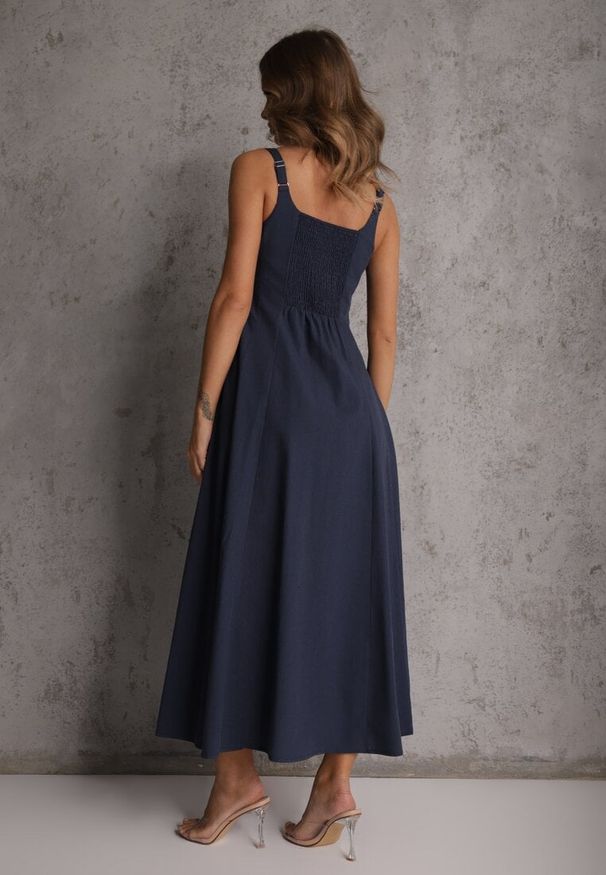 Renee - Granatowa Sukienka Rozkloszowana z Wiskozą i Bawełną Ozdobiona Guzikami Nikippe. Okazja: na spacer. Kolor: niebieski. Materiał: wiskoza, bawełna. Długość rękawa: na ramiączkach. Wzór: aplikacja. Sezon: lato