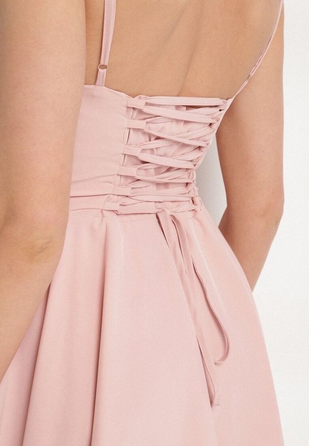 Born2be - Różowa Rozkloszowana Sukienka Vices w Rustykalnym Stylu z Wiązaniem Gorsetowym Foliora. Okazja: na co dzień. Typ kołnierza: dekolt gorset. Kolor: różowy. Długość rękawa: na ramiączkach. Typ sukienki: gorsetowe. Styl: casual, elegancki, klasyczny