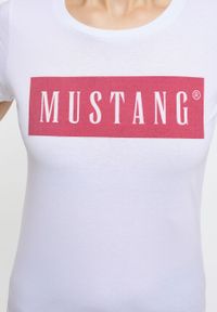 Mustang - MUSTANG ALINA C DAMSKI T-SHIRT KOSZULKA LOGO NADRUK GENERAL WHITE 1013220 2045. Wzór: nadruk #6